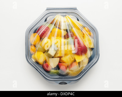 Salade de fruits emballés dans des conteneurs en plastique, on white background, studio shot Banque D'Images