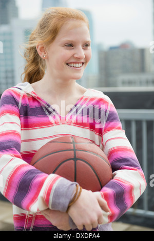 Portrait of Girl (12-13) holding ball Banque D'Images