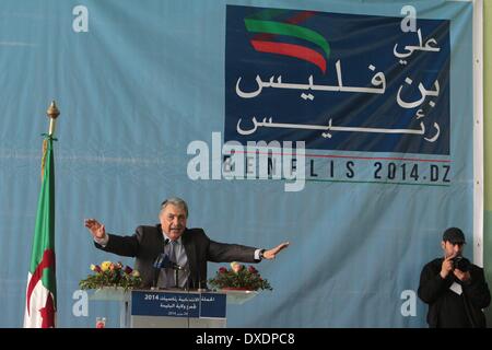 Blida, Algérie. 24Th Mar, 2014. Ali Benflis (L), ancien premier ministre de l'Algérie et candidat de la prochaine élection présidentielle, prononce une allocution lors d'une campagne électorale à Blida, l'Algérie, le 24 mars 2014. © Mohamed KADRI/Xinhua/Alamy Live News Banque D'Images