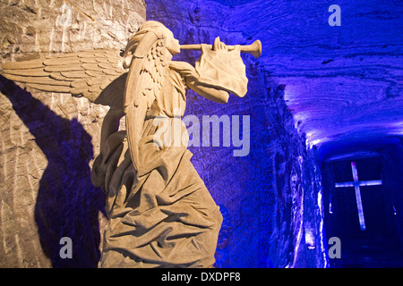 Angel statue surplombant la grande chapelle dans la cathédrale de sel de Zipaquirá Banque D'Images