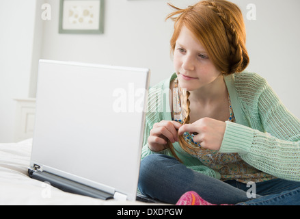 Girl (12-13) using laptop Banque D'Images