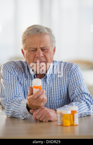 Senior man holding pill bottle Banque D'Images