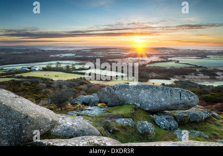 Un printemps précoce le lever du soleil, face à une mosaïque de champs et de collines à Helman Tor un éperon rocheux de m robuste Banque D'Images