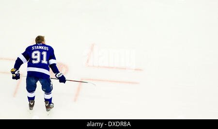 Tampa, Floride, USA. 24Th Mar, 2014. DIRK SHADD | fois .le Lightning de Tampa Bay Steven Stamkos Lightning centre (91) sur la glace durant la phase de réchauffage de jeu avant le prendre la foudre sur les Sénateurs d'Ottawa au Tampa Bay Times Forum à Tampa lundi soir (03/24/14) Credit : Dirk Shadd/Tampa Bay Times/ZUMAPRESS.com/Alamy Live News Banque D'Images