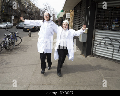 Les juifs religieux célèbrent la fête de Pourim dans le Borough Park de Brooklyn, NY, 2014. Banque D'Images