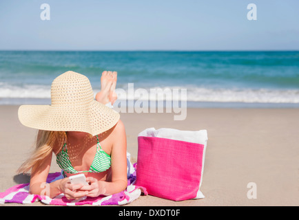 Young woman on beach, Jupiter, Floride, USA Banque D'Images