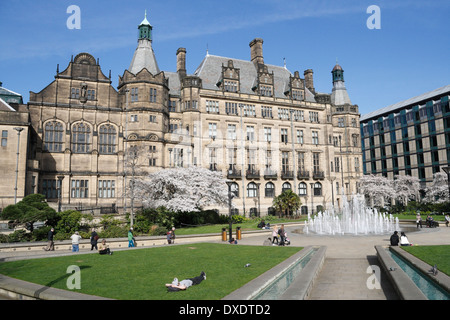 Hôtel de ville de Sheffield et les jardins de la paix espace public, centre-ville de Sheffield, Angleterre, Royaume-Uni. Bâtiment classé grade 1, architecture victorienne Banque D'Images