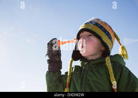 Boy (4-5) en jouant avec des bulles Banque D'Images