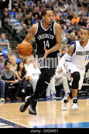 Dallas, Texas, USA. 23 mars 2014. Mar 23, 2014 Filets de Brooklyn : guard Shaun Livingston # 14 lors d'un match de NBA entre les Brooklyn nets et les Dallas Mavericks à l'American Airlines Center de Dallas, TX Dallas battu Brooklyn Crédit : 107-104 Cal Sport Media/Alamy Live News Banque D'Images