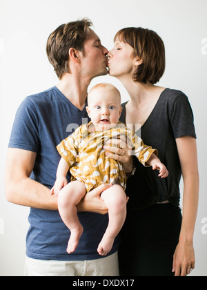Studio portrait of parents with baby son (2-5 mois) Banque D'Images