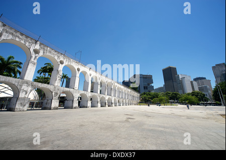 Vue d'arches blanc Arcos da Lapa au Centro de Rio de Janeiro Brésil Banque D'Images