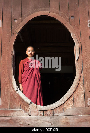 Myanmar Inle Lake Novice Monk au monastère Shwe Yan Pyay Banque D'Images