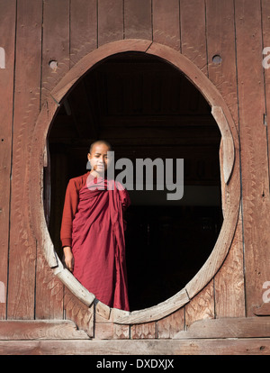 Myanmar Inle Lake Novice Monk au monastère Shwe Yan Pyay Banque D'Images