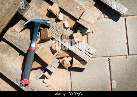 Les restes de bois, sciure et des outils sur un chantier de construction Banque D'Images