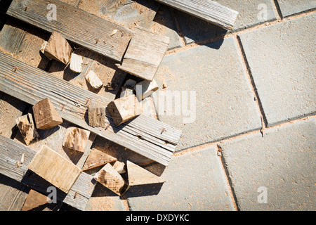 Les restes de bois et de sciure de bois sur un chantier de construction Banque D'Images