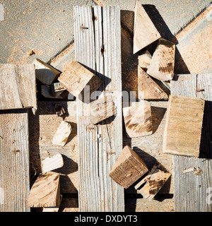 Les restes de bois et de sciure de bois sur un chantier de construction Banque D'Images