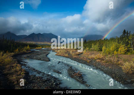 Ruisseau Quill & la chaîne Auriol, St Elias, Réserve de parc national Kluane, Yukon, Canada Banque D'Images