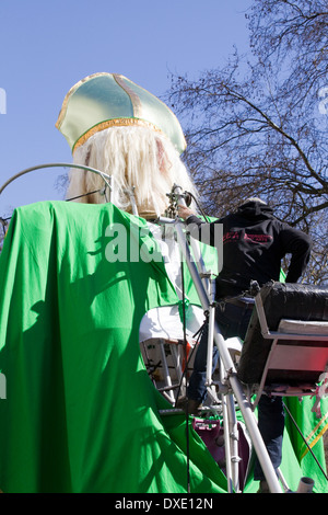 Un géant St. Patrick voyages à travers les rues de Londres pour mettre fin à Trafalgar Square Banque D'Images