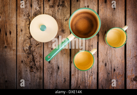 Vieilles tasses et casserole dans une table de cuisine rétro Banque D'Images