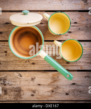 Vieilles tasses et casserole dans une table de cuisine rétro Banque D'Images