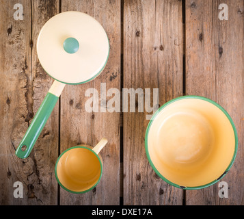 Vieilles tasses et casserole dans une table de cuisine rétro Banque D'Images