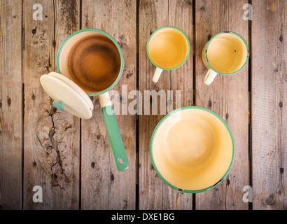 Vieilles tasses et casserole dans une table de cuisine rétro Banque D'Images