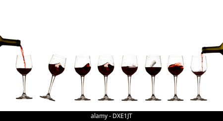 De nombreux verres d'italien rouge pleurniche sur la table, avec 2 bouteilles sur la droite l'adn sur la gauche Banque D'Images