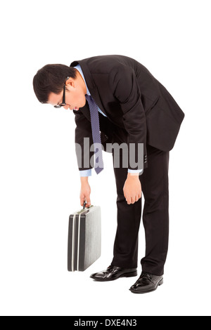 Épuisé businessman stoop et holding briefcase isolated on white Banque D'Images