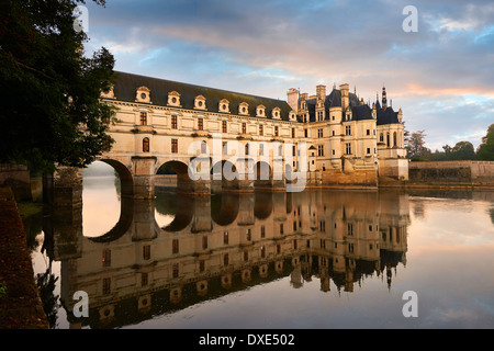 Château de Chenonceau conçu par l'architecte français Philibert de l'Orme 1555 par à span la rivière omble chevalier. Vallée de la Loire Chenonceau Banque D'Images