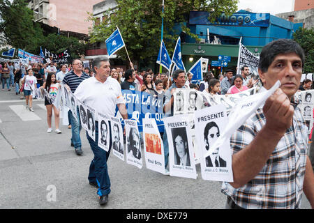 Corrientes, Argentine. 24Th Mar, 2014. Les gens prennent part à une marche pour commémorer la Journée nationale de la mémoire pour la vérité et la justice à Tucuman, Argentine, le 24 mars 2014. La Journée nationale de l'Argentine de la mémoire pour la vérité et la justice est un jour férié qui commémore tous ceux qui ont perdu la vie ou ont été dans le coup d'État de 1976, qui a marqué dans la dernière dictature du pays. © German Pomar/TELAM/Xinhua/Alamy Live News Banque D'Images