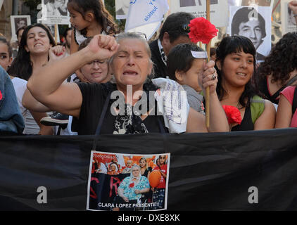 Corrientes, Argentine. 24Th Mar, 2014. Les gens prennent part à une marche pour commémorer la Journée nationale de la mémoire pour la vérité et la justice à Cordoba, Argentine, le 24 mars 2014. La Journée nationale de l'Argentine de la mémoire pour la vérité et la justice est un jour férié qui commémore tous ceux qui ont perdu la vie ou ont été dans le coup d'État de 1976, qui a marqué dans la dernière dictature du pays. © German Pomar/TELAM/Xinhua/Alamy Live News Banque D'Images