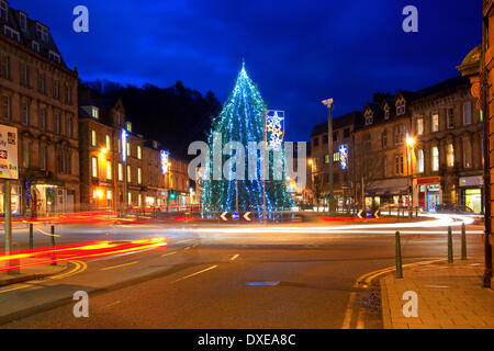 Scène colorée à Noël dans le centre-ville d'Oban à l'arbre de Noël et par derrière.Oban, Argyll Banque D'Images