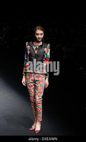 Séoul, Corée du Sud. Le 24 mars 2014. Un modèle présente une création de designer Sylvia oh au cours de la Collection de la Séoul 2014 F/W Seoul Fashion Week, Séoul, Corée du Sud, le lundi 24 mars 2014. Credit : Jaewon Lee/Alamy Live News Banque D'Images