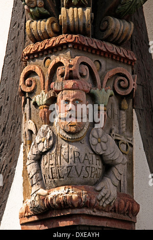 Sur la sculpture ornée d'angle maison à colombages, vieille ville de Kronberg im Taunus, Hesse, Allemagne Banque D'Images