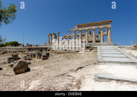 Temple du côté sud ou Aphaia Aphaïa qui situé en haut sur la colline à crête pin côté est l'île d'Aegina Grèce Banque D'Images