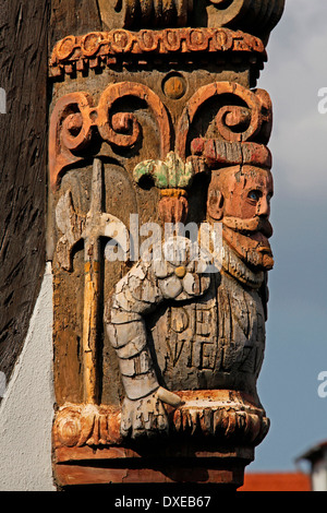 Sur la sculpture ornée d'angle maison à colombages, vieille ville de Kronberg im Taunus, Hesse, Allemagne Banque D'Images