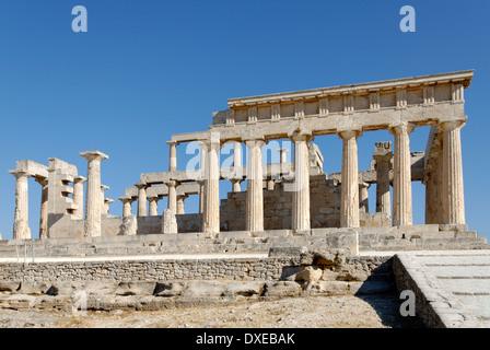 Temple du côté sud ou Aphaia Aphaïa qui situé en haut sur la colline à crête pin côté est l'île d'Aegina Grèce Banque D'Images