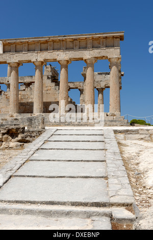 Temple du côté sud ou Aphaia Aphaïa qui situé en haut sur la colline à crête pin côté est l'île d'Aegina Grèce Banque D'Images