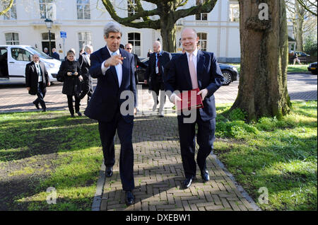 Le secrétaire d'Etat américain John Kerry avec le Ministre britannique des affaires étrangères, William Hague avant une réunion pendant le Sommet sur la sécurité nucléaire le 24 mars 2014 à La Haye, aux Pays-Bas. Banque D'Images