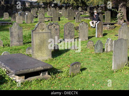 Homme assis dans le vieux cimetière de St Mary's Cathedral Basilica, Nova Scotia Canada Banque D'Images