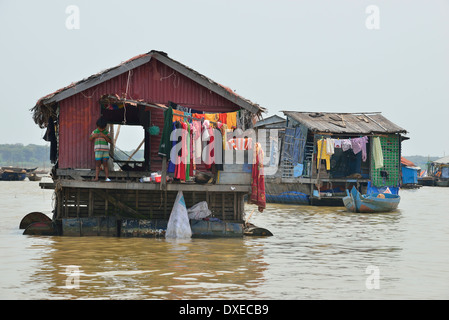 Les familles dans leurs maisons sur poteaux en bois, connu sous le nom de "maisons flottantes 'et 'villages flottants' sur le lac Tonle Sap, Banque D'Images