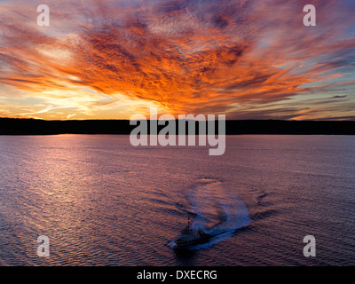 Spectaculaire coucher de soleil au large de la Nouvelle-Écosse, au Canada, en vue d'un paquebot de croisière Caraïbes Princess 3 Banque D'Images