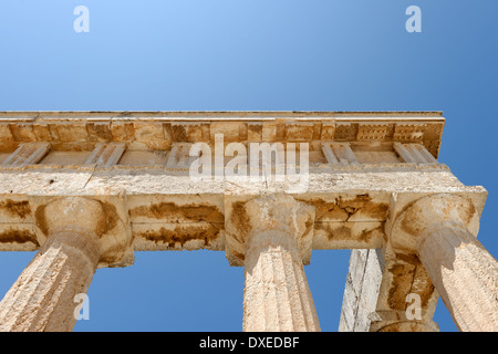 Close-up sur les capitales des architraves Triglyphes côté sud ou d'Aphaia Temple Afea Aegina Grèce datant de Banque D'Images