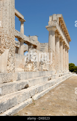 Temple du côté sud ou Aphaia Aphaïa qui situé en haut sur la colline à crête pin côté est l'île d'Aegina Grèce Banque D'Images