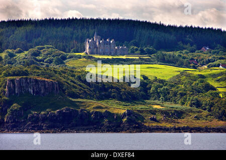 Vue vers Glengorm château sur l'île de Mull, vu de l'adoption.ferry,Mull Argyll. Banque D'Images