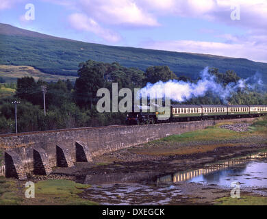 K1 2-6-0-train à vapeur qui longe le Loch Eil avec le Fort-William-mallaig.spécial West Highland Line,Lochaber. Banque D'Images