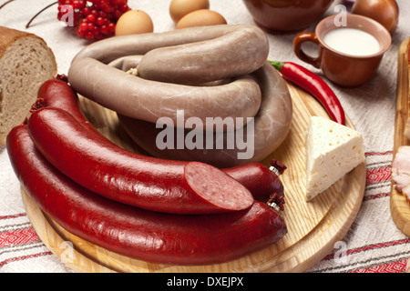 Saucisses faites maison sur la planche à découper. Close-up shot. Banque D'Images