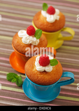 Framboises cupcakes. Recette disponible. Banque D'Images