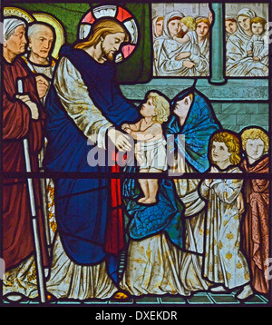 Le Christ bénissant les enfants. Détail de la fenêtre de l'Église, Jésus, Troutbeck, Parc National de Lake District, Cumbria, Angleterre, Royaume-Uni Banque D'Images