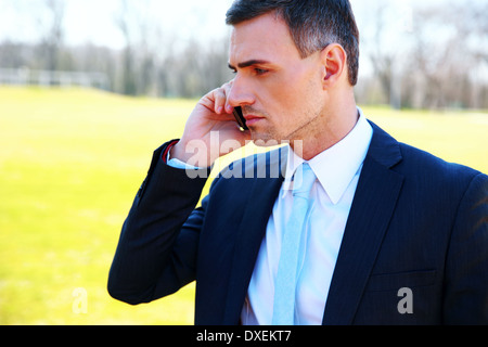 Portrait of a businessman talking on the phone Banque D'Images
